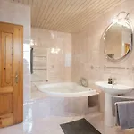 Grad - Sauna & Hot Tub