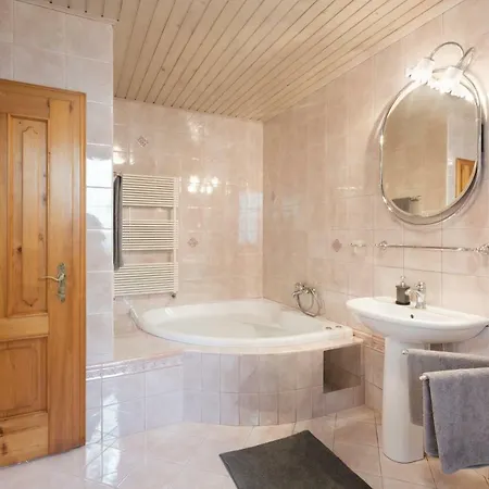 Grad - Sauna & Hot Tub