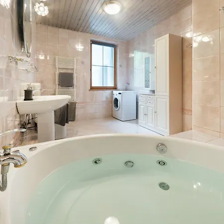 Grad - Sauna & Hot Tub Apartman *